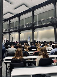 Das Foto bietet einen Blick in den Veranstaltungsraum beim Landesentscheid 'Jugend debattiert' in Hannover am 05.03.2024.