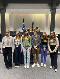 Das Foto zeigt alle sechs Teilnehmenden des Verbunds Ostfriesland beim Landesentscheid 'Jugend debattiert' in Hannover am 05.03.2024.