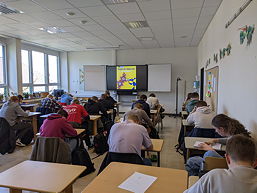 Das Foto zeigt einen Klassenraum, in dem Schülerinnen und Schüler an den Känguru-Aufgaben arbeiten.