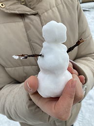 Das Foto zeigt einen Schneemann (Januar 2024)