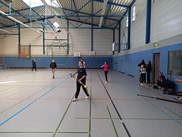 Das Foto zeigt Schülerinnen und Schüler der 8ds bei der Schulsportassistenz-Ausbildung in Hesel im März 2024.