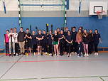 Das Foto zeigt die erfolgreichen Absolventen der Schulsportassistenz-Ausbildung in der Turnhalle Hesel.