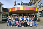 Das Foto zeigt die niederländisch-deutschen Austauschschülerinnen vor dem CSG Bogerman in Sneek.