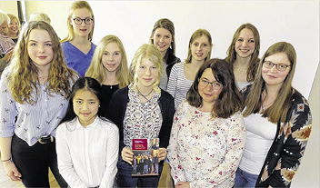 Foto der Schülerinnen mit ihrer Lehrerin Claudia Lax bei der Buchvorstellung