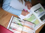 Foto eines Schülers bei den Hausaufgaben