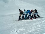 Foto sich gegenseitig stützender Skifahrer