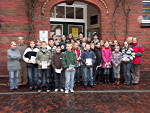 Gruppenfoto der Klasse 6f 2008/09 des TGG Leer vor dem Kinderschutzhaus