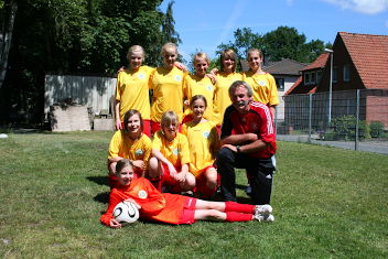 Foto der Mannschaft mit ihrem Trainer