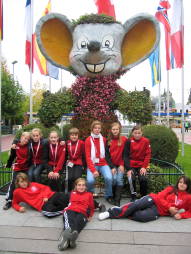 Foto der TGG-Mädchen bei den Deutschen Meisterschaften im Schulfußball mit Marc Terenzi