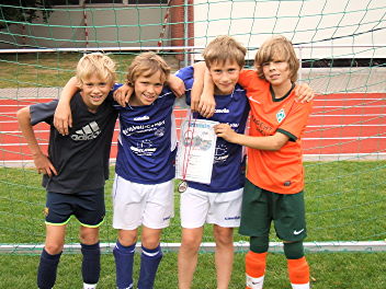 Foto der vier Starter des DFB-Schulprojekts beim Citylauf 2009