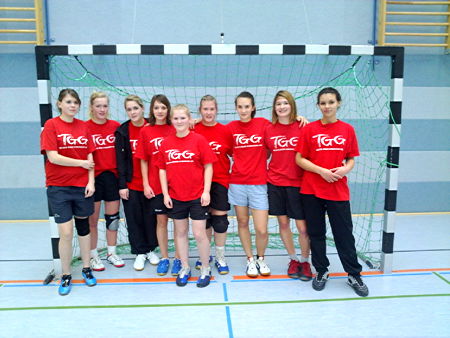 Foto der Mädchenmannschaft des TGG beim Handballturnier in Esens 2010