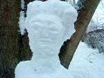 Foto des Gesichts einer expressionistischen Schneefrau