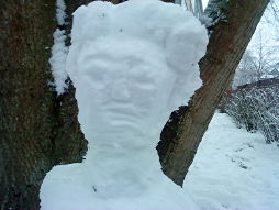 Foto des Gesichts einer expressionistischen Schneefrau