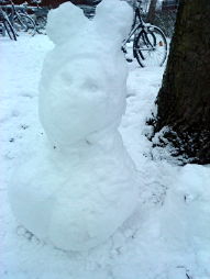 Foto eines expressionistischen Schneehasen