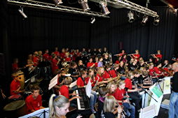 Foto vom gemeinsamen Auftritt der Klasse 8cb mit der Bogerman-Schule in Sneek am 03.09.2010