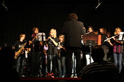 Foto vom gemeinsamen Auftritt der Klasse 8cb mit der Bogerman-Schule in Sneek am 03.09.2010