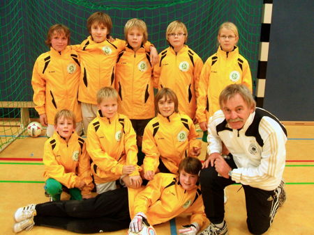 Das DFB-Schulteam mit den neuen Jacken