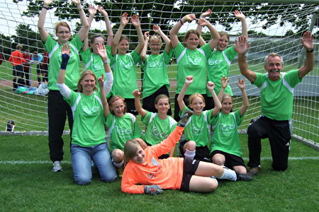 Foto der Fußball-Mädchenmannschaft des TGG nach dem Sieg im Landesfinale 2011