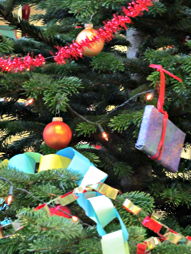Foto vom Schmücken des Weihnachtsbaums 2011