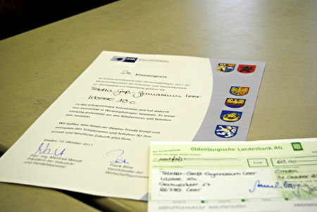 Foto der Urkunde mit Scheck