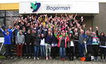 Gruppenfoto vor dem Bogerman College in Sneek