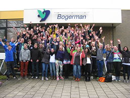 Gruppenfoto vor dem Bogerman College in Sneek