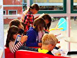 Foto lesender Schülerinnen und Schüler in der Schülerbibliothek