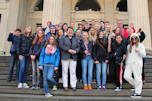 Foto der Klasse 8d mit der Landtagsabgeordneten Johanne Modder vor dem niedersächsischen Landtag