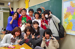 Foto japanischer und deutscher Schüler an der Kitazone-Oberschule