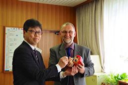 Foto von Herrn Makino und Herrn Rott mit dem Daruma