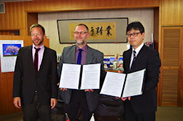 Foto von Herrn Schöningh, Herrn Rott und Herrn Makino mit dem Memorandum of Understandig