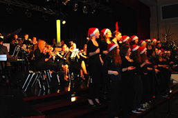 Foto vom Auftritt des Chorkurses bei den Weihnachtskonzerten 2014 am TGG