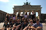 Foto von der Klassenfahrt der 10b nach Berlin im Juni 2016 vor dem Brandenburger Tor