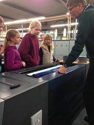 Foto vom Besuch der Lese-AG bei der Druckerei Rautenberg