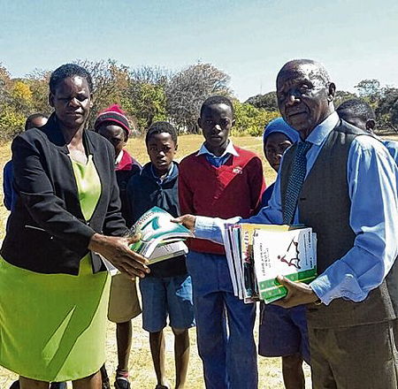 Foto von der Übergabe des Schulmaterials an der Hatidani Primary School in Zimbabwe