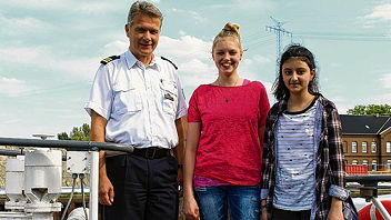 Foto der beiden Erstretterinnen mit Polizeihauptkommissar Jörg Fels-Hohensee
