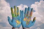 Foto zweier Hände, auf denen eine Weltkarte abgebildet ist (https://pixabay.com/de/hände-welt-karte-global-erde-600497/