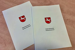 Foto der Urkunden mit den Förderbescheiden für das TGG am 09.09.2020