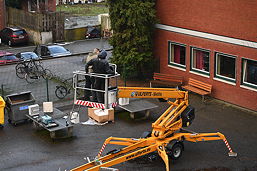 Foto von der Anbringung der Mauersegler-Nistkästen