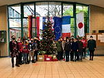 Die 6e mit ihrer Klassenlehrerin vor dem Weihnachtsbaum im Foyer des TGG