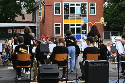 Foto vom Sommerkonzert des TGG auf dem Schulhof (Juli 2021)