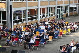 Foto vom Sommerkonzert des TGG auf dem Schulhof (Juli 2021)