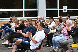 Foto vom Sommerkonzert des TGG auf dem Schulhof (Juli 2021)