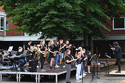 Foto vom Sommerkonzert des TGG auf dem Schulhof (Juli 2021)