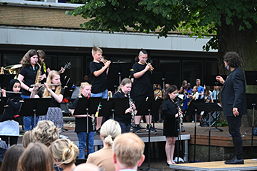 Foto vom Sommerkonzert des TGG auf dem Schulhof (Juli 2021)