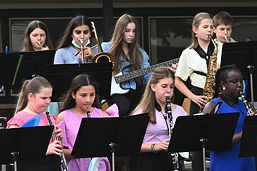 Foto vom Sommerkonzert des TGG auf dem Schulhof (Juli 2021)