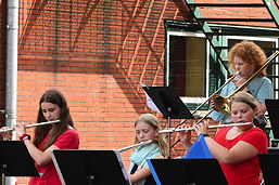 Foto vom Sommerkonzert des TGG auf dem Schulhof (Juli 2021)