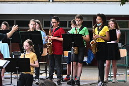 Foto vom Sommerkonzert des TGG auf dem Schulhof (Juli 2021)