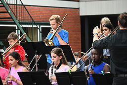 Foto vom Sommerkonzert des TGG auf dem Schulhof (Juli 2021)