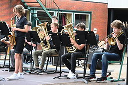 Foto vom Sommerkonzert des TGG auf dem Schulhof (Juli 2021)